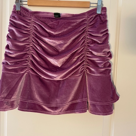 NWOT, Wild Fable, Velvet Ruffled Mini Skirt, pink/lavender/mauve, Size M - Picture 2 of 3